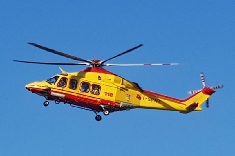 Cade dalla bici: 50enne trasportato in ospedale con l'elisoccorso